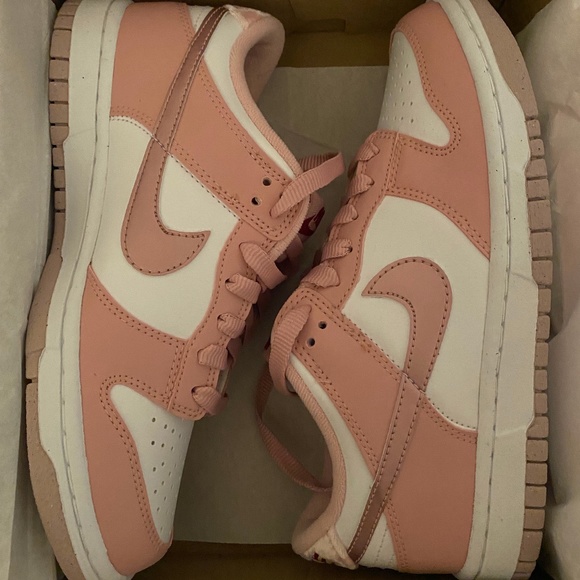 Nike Dunk Lows GS - Picture 1 of 3